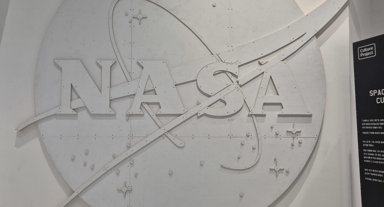 전시장 입구의 거대한 NASA 입체 로고(사진=윤시영 기자)
