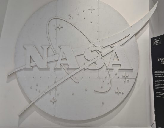 전시장 입구의 거대한 NASA 입체 로고(사진=윤시영 기자)