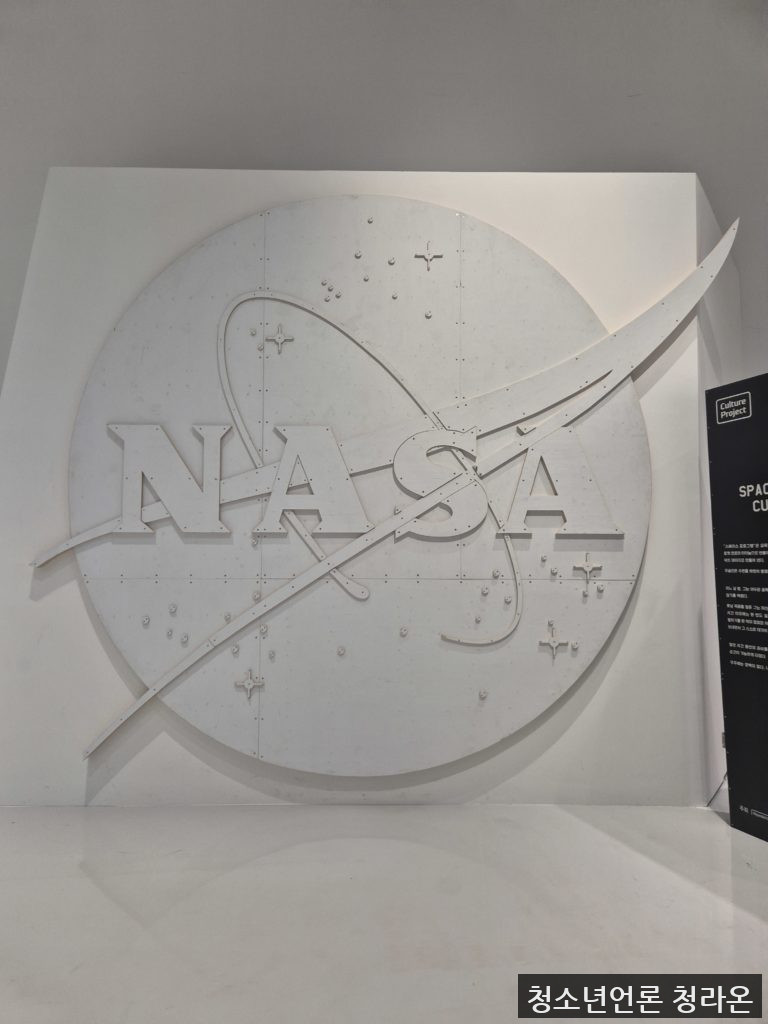 전시장 입구의 거대한 NASA 입체 로고(사진=윤시영 기자)