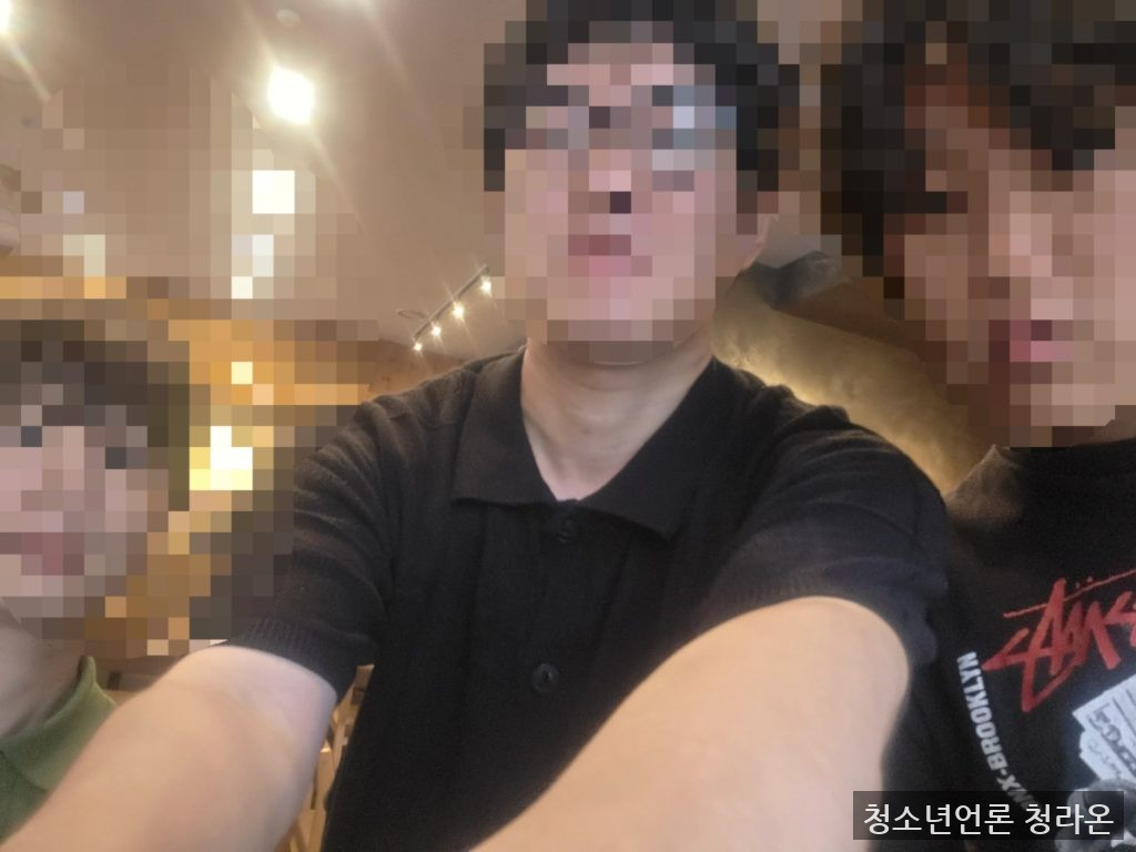 청소년 언론 ‘청라온’의 세 번째 대면 회의가 끝나고 인증 사진을 찍고 있다. 왼쪽 순으로 박세진 부단장(편집국장), 안창민 단장, 이승훈 부단장(사무국장)이다. (사진=김동주 청소년보호책임자)