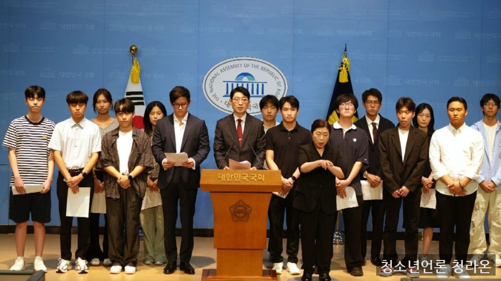 주진우 국회의원과 명예보좌관들이 기자회견을 하는 모습 (출처=주진우 의원실 제공)