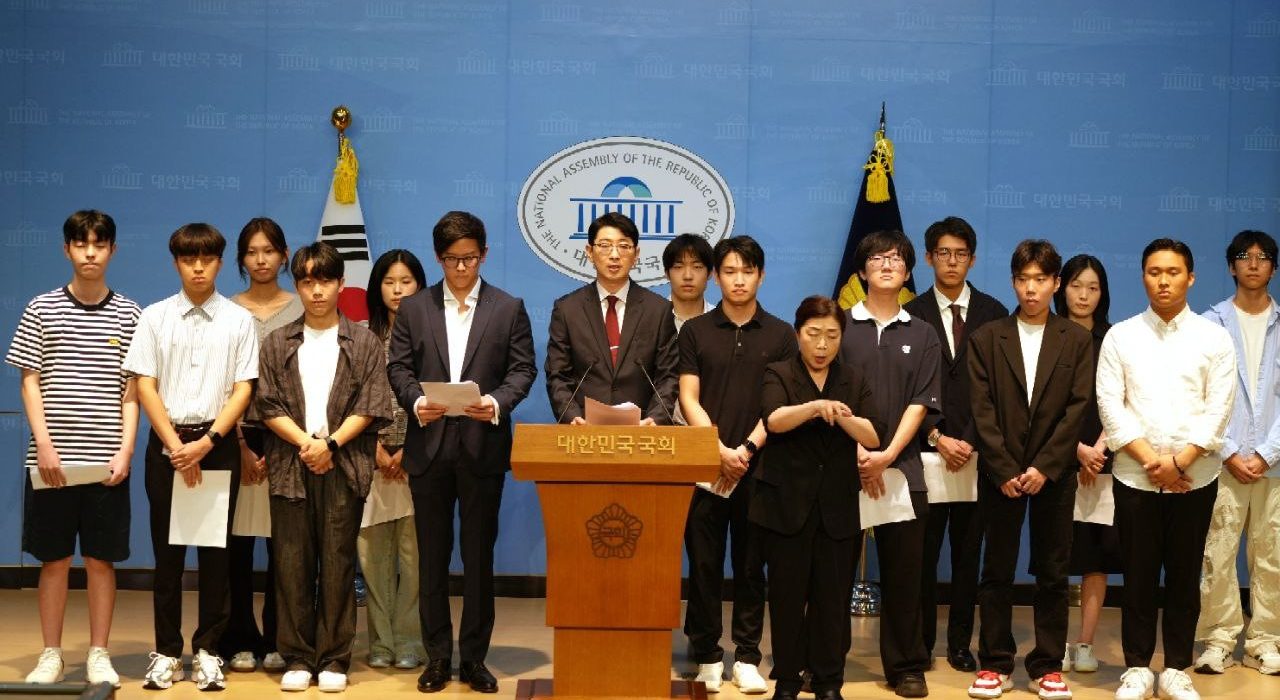 주진우 국회의원과 명예보좌관들이 기자회견을 하는 모습 (출처=주진우 의원실 제공)