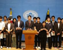 주진우 국회의원과 명예보좌관들이 기자회견을 하는 모습 (출처=주진우 의원실 제공)