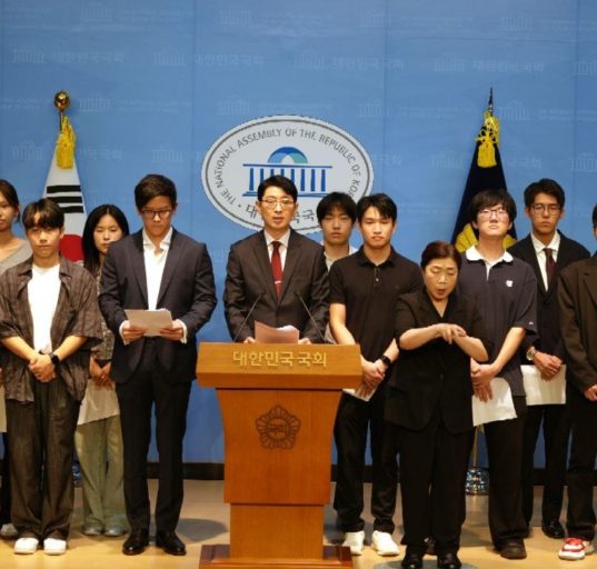 주진우 국회의원과 명예보좌관들이 기자회견을 하는 모습 (출처=주진우 의원실 제공)