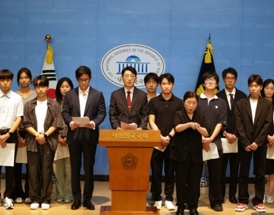 주진우 국회의원과 명예보좌관들이 기자회견을 하는 모습 (출처=주진우 의원실 제공)
