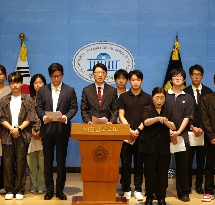 주진우 국회의원과 명예보좌관들이 기자회견을 하는 모습 (출처=주진우 의원실 제공)