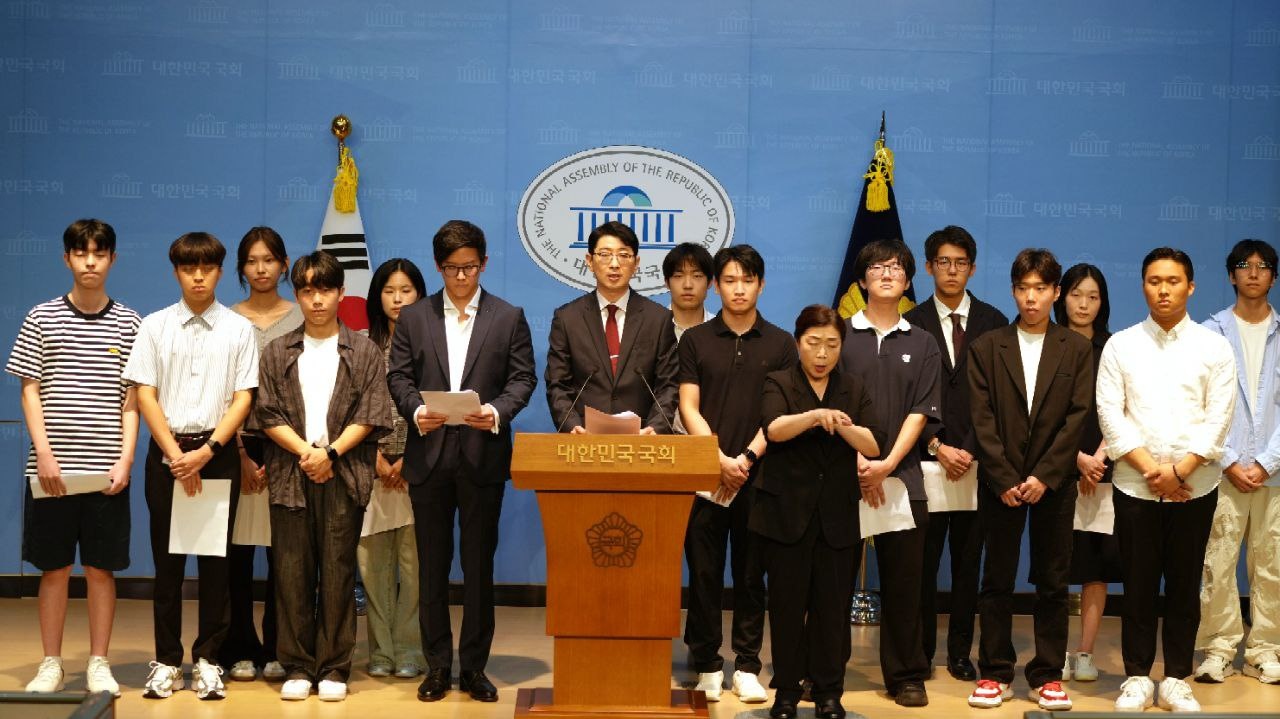 주진우 국회의원과 명예보좌관들이 기자회견을 하는 모습 (출처=주진우 의원실 제공)