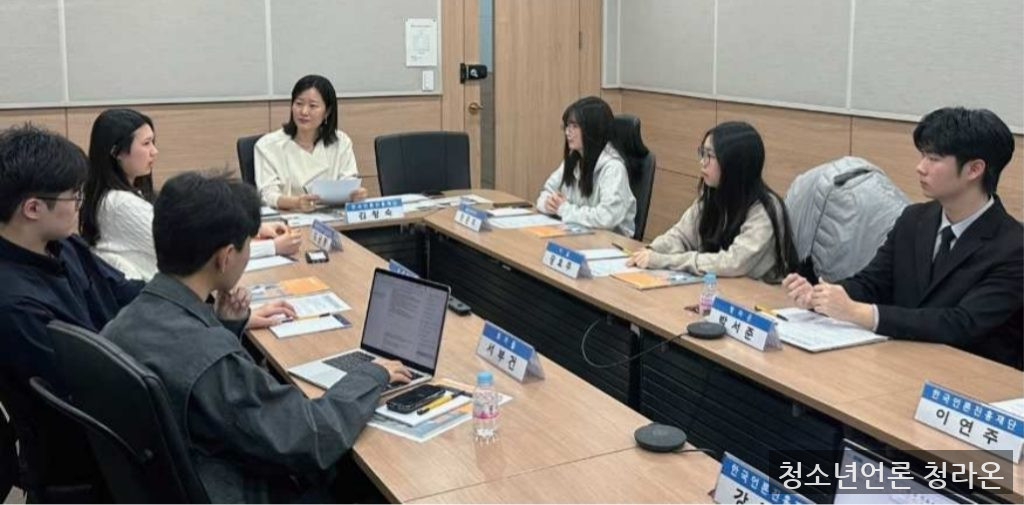 청소년 기자 좌담회에 참석한 기자들이 이야기를 나누고 있다. (출처=한국언론진흥재단)