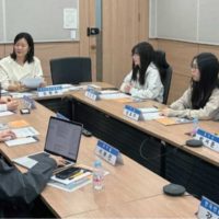 청소년 기자 좌담회에 참석한 기자들이 이야기를 나누고 있다. (출처=한국언론진흥재단)