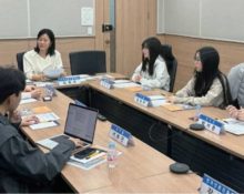 청소년 기자 좌담회에 참석한 기자들이 이야기를 나누고 있다. (출처=한국언론진흥재단)