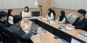 청소년 기자 좌담회에 참석한 기자들이 이야기를 나누고 있다. (출처=한국언론진흥재단)