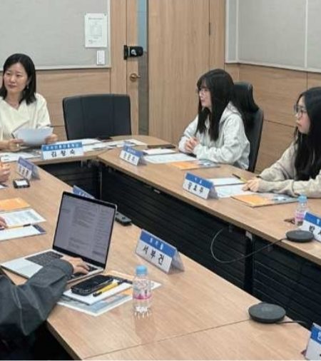 청소년 기자 좌담회에 참석한 기자들이 이야기를 나누고 있다. (출처=한국언론진흥재단)
