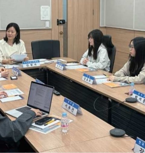 청소년 기자 좌담회에 참석한 기자들이 이야기를 나누고 있다. (출처=한국언론진흥재단)
