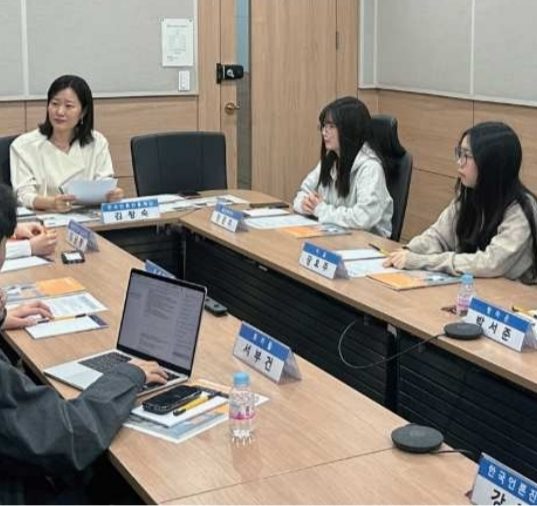 청소년 기자 좌담회에 참석한 기자들이 이야기를 나누고 있다. (출처=한국언론진흥재단)