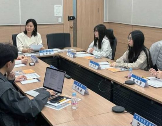 청소년 기자 좌담회에 참석한 기자들이 이야기를 나누고 있다. (출처=한국언론진흥재단)