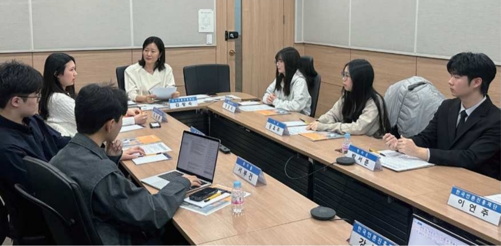 청소년 기자 좌담회에 참석한 기자들이 이야기를 나누고 있다. (출처=한국언론진흥재단)