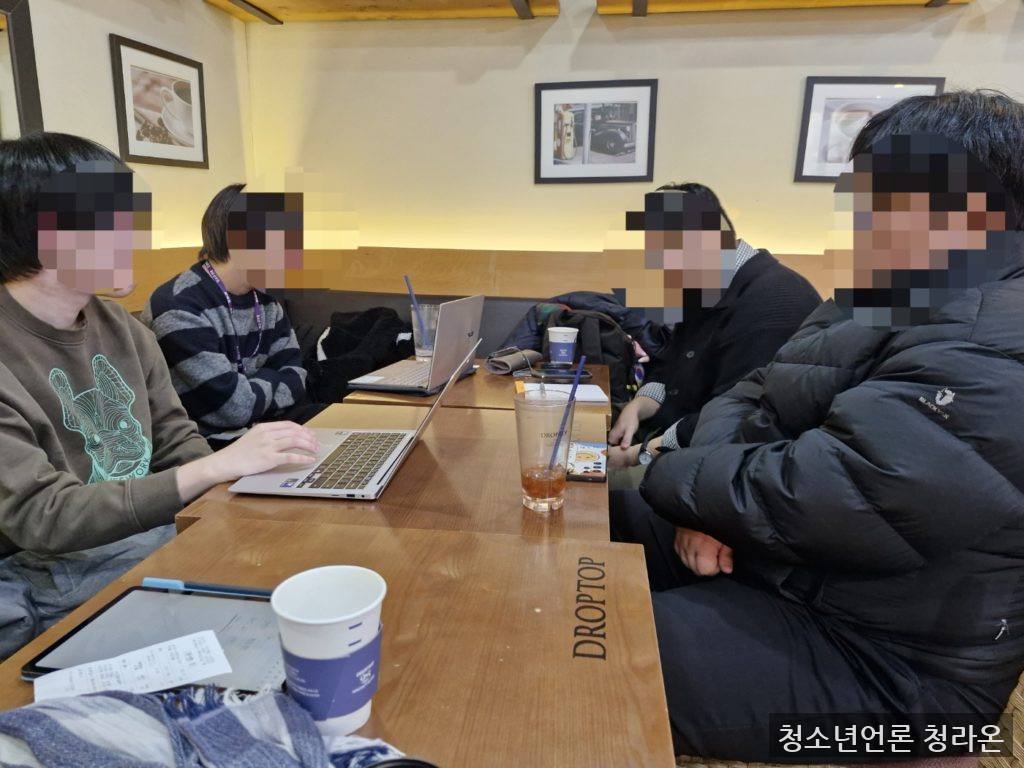 청소년 언론 ‘청라온’의 2026년 두 번째 대면 회의가 끝나고 인증 사진을 찍고 있다. 왼쪽 순으로 안창민 단장, 이승훈 부단장, 배영관 홍보부팀장, 오지민 홍보팀장이다. (사진=김동주 발행인)