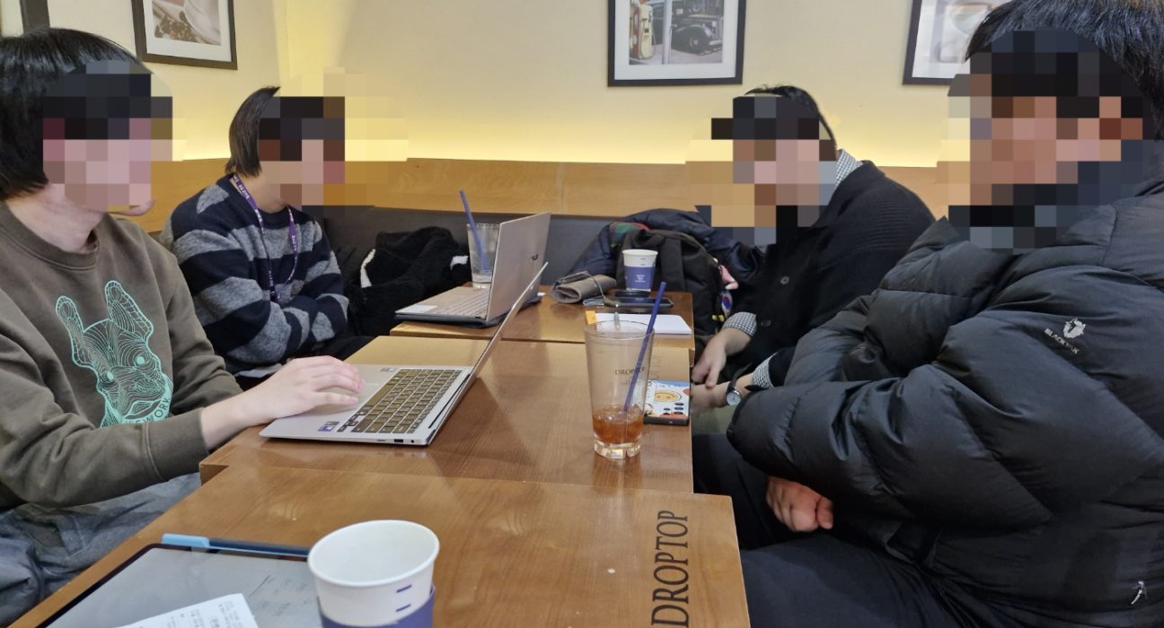 청소년 언론 ‘청라온’의 2026년 두 번째 대면 회의가 끝나고 인증 사진을 찍고 있다. 왼쪽 순으로 안창민 단장, 이승훈 부단장, 배영관 홍보부팀장, 오지민 홍보팀장이다. (사진=김동주 발행인)