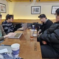 청소년 언론 ‘청라온’의 2026년 두 번째 대면 회의가 끝나고 인증 사진을 찍고 있다. 왼쪽 순으로 안창민 단장, 이승훈 부단장, 배영관 홍보부팀장, 오지민 홍보팀장이다. (사진=김동주 발행인)