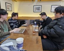 청소년 언론 ‘청라온’의 2026년 두 번째 대면 회의가 끝나고 인증 사진을 찍고 있다. 왼쪽 순으로 안창민 단장, 이승훈 부단장, 배영관 홍보부팀장, 오지민 홍보팀장이다. (사진=김동주 발행인)