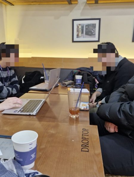 청소년 언론 ‘청라온’의 2026년 두 번째 대면 회의가 끝나고 인증 사진을 찍고 있다. 왼쪽 순으로 안창민 단장, 이승훈 부단장, 배영관 홍보부팀장, 오지민 홍보팀장이다. (사진=김동주 발행인)