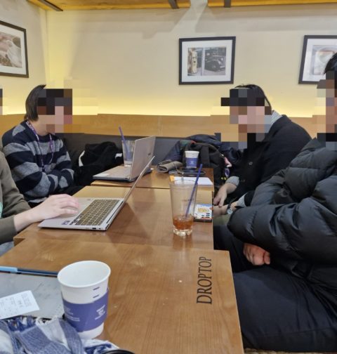 청소년 언론 ‘청라온’의 2026년 두 번째 대면 회의가 끝나고 인증 사진을 찍고 있다. 왼쪽 순으로 안창민 단장, 이승훈 부단장, 배영관 홍보부팀장, 오지민 홍보팀장이다. (사진=김동주 발행인)