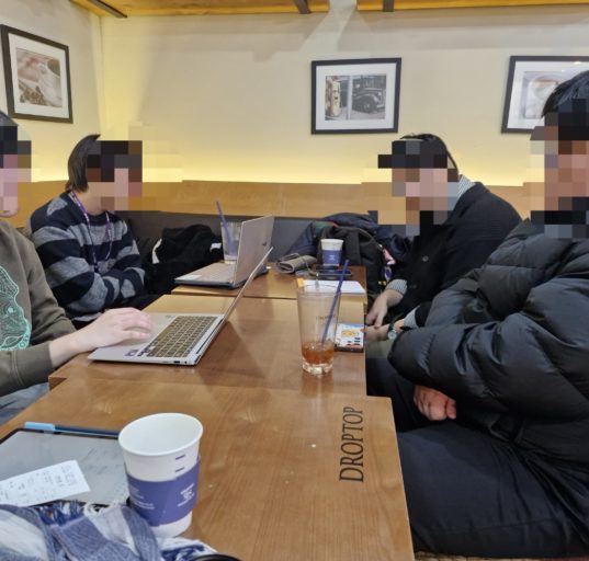 청소년 언론 ‘청라온’의 2026년 두 번째 대면 회의가 끝나고 인증 사진을 찍고 있다. 왼쪽 순으로 안창민 단장, 이승훈 부단장, 배영관 홍보부팀장, 오지민 홍보팀장이다. (사진=김동주 발행인)