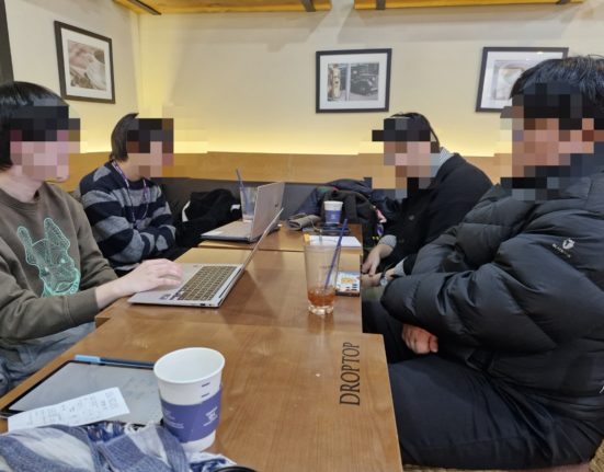 청소년 언론 ‘청라온’의 2026년 두 번째 대면 회의가 끝나고 인증 사진을 찍고 있다. 왼쪽 순으로 안창민 단장, 이승훈 부단장, 배영관 홍보부팀장, 오지민 홍보팀장이다. (사진=김동주 발행인)