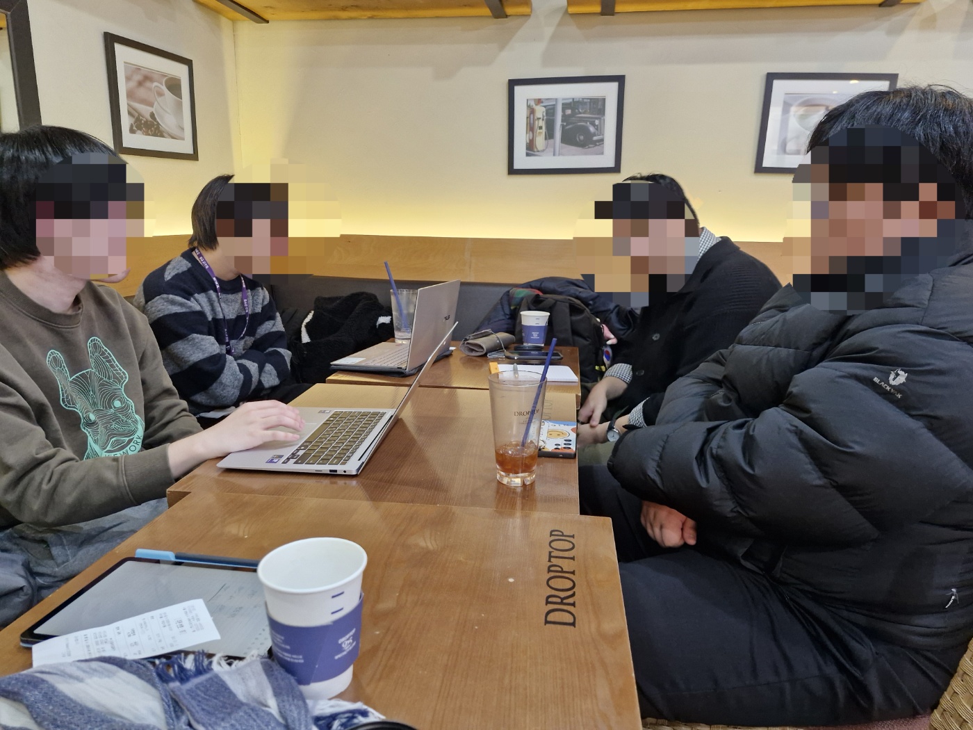 청소년 언론 ‘청라온’의 2026년 두 번째 대면 회의가 끝나고 인증 사진을 찍고 있다. 왼쪽 순으로 안창민 단장, 이승훈 부단장, 배영관 홍보부팀장, 오지민 홍보팀장이다. (사진=김동주 발행인)