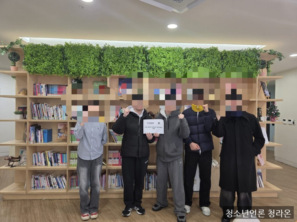 서초스마트유스센터에서 청소년 시민단체 ‘새벽의 은빛’과 청소년 언론 ‘청라온’의 대표단이 MOU를 체결하는 모습(사진=여동섭 편집부국장)