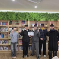 서초스마트유스센터에서 청소년 시민단체 ‘새벽의 은빛’과 청소년 언론 ‘청라온’의 대표단이 MOU를 체결하는 모습(사진=여동섭 편집부국장)