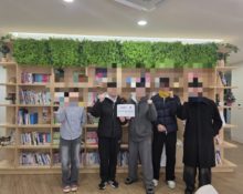 서초스마트유스센터에서 청소년 시민단체 ‘새벽의 은빛’과 청소년 언론 ‘청라온’의 대표단이 MOU를 체결하는 모습(사진=여동섭 편집부국장)