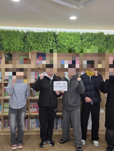 서초스마트유스센터에서 청소년 시민단체 ‘새벽의 은빛’과 청소년 언론 ‘청라온’의 대표단이 MOU를 체결하는 모습(사진=여동섭 편집부국장)