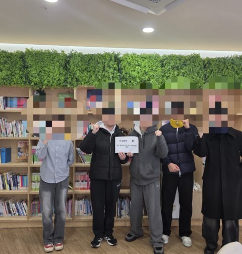 서초스마트유스센터에서 청소년 시민단체 ‘새벽의 은빛’과 청소년 언론 ‘청라온’의 대표단이 MOU를 체결하는 모습(사진=여동섭 편집부국장)