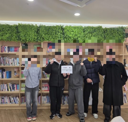 서초스마트유스센터에서 청소년 시민단체 ‘새벽의 은빛’과 청소년 언론 ‘청라온’의 대표단이 MOU를 체결하는 모습(사진=여동섭 편집부국장)