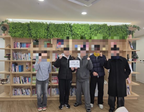 서초스마트유스센터에서 청소년 시민단체 ‘새벽의 은빛’과 청소년 언론 ‘청라온’의 대표단이 MOU를 체결하는 모습(사진=여동섭 편집부국장)