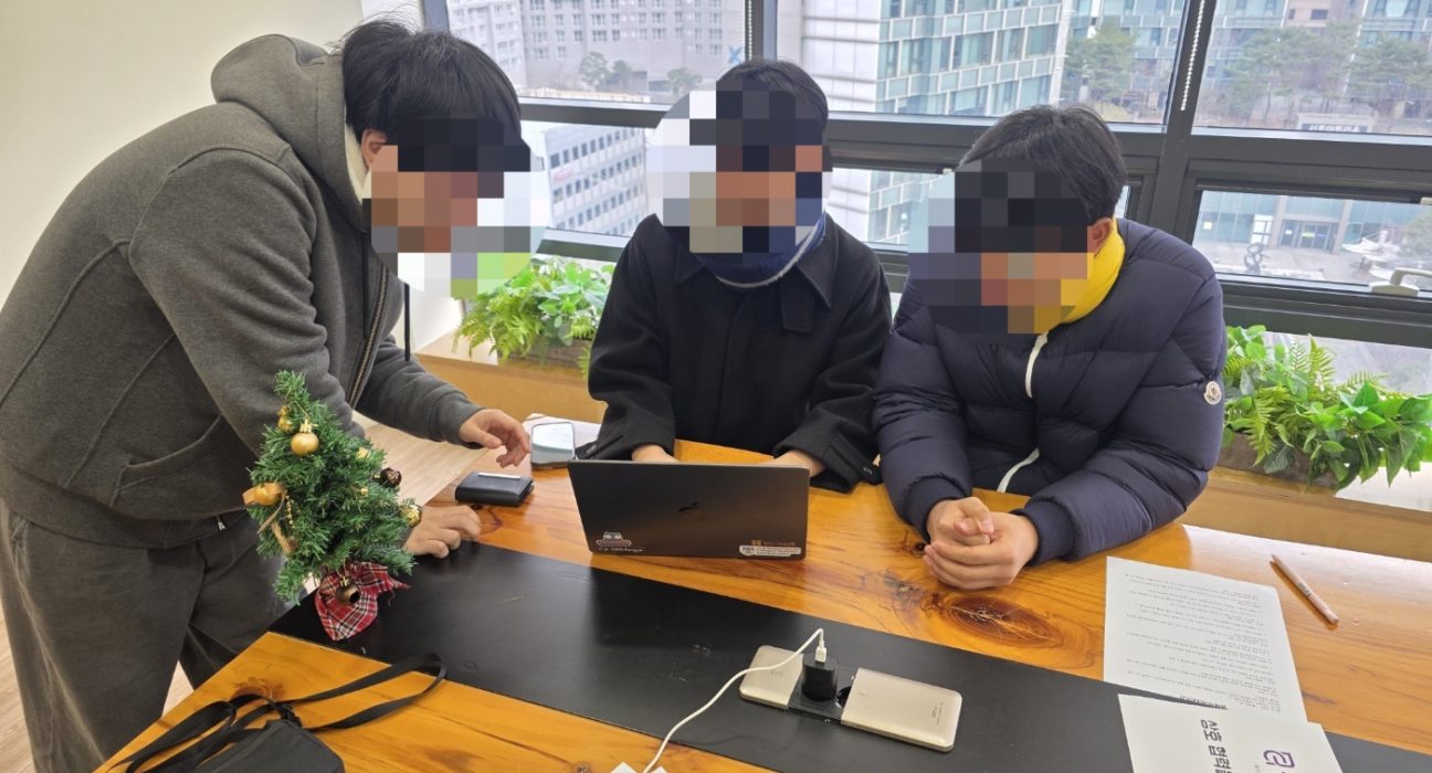 청소년 언론 ‘청라온’의 2026년 첫 번째 대면 회의가 끝나고 인증 사진을 찍고 있다. 왼쪽 순으로 안창민 단장, 박서준 기술지원팀장, 여동섭 편집부국장이다. (사진=여동섭 편집부국장)