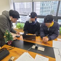 청소년 언론 ‘청라온’의 2026년 첫 번째 대면 회의가 끝나고 인증 사진을 찍고 있다. 왼쪽 순으로 안창민 단장, 박서준 기술지원팀장, 여동섭 편집부국장이다. (사진=여동섭 편집부국장)