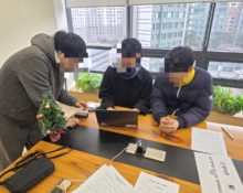 청소년 언론 ‘청라온’의 2026년 첫 번째 대면 회의가 끝나고 인증 사진을 찍고 있다. 왼쪽 순으로 안창민 단장, 박서준 기술지원팀장, 여동섭 편집부국장이다. (사진=여동섭 편집부국장)