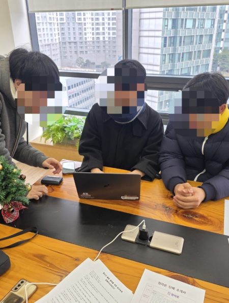 청소년 언론 ‘청라온’의 2026년 첫 번째 대면 회의가 끝나고 인증 사진을 찍고 있다. 왼쪽 순으로 안창민 단장, 박서준 기술지원팀장, 여동섭 편집부국장이다. (사진=여동섭 편집부국장)