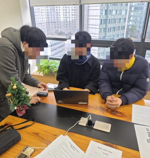 청소년 언론 ‘청라온’의 2026년 첫 번째 대면 회의가 끝나고 인증 사진을 찍고 있다. 왼쪽 순으로 안창민 단장, 박서준 기술지원팀장, 여동섭 편집부국장이다. (사진=여동섭 편집부국장)