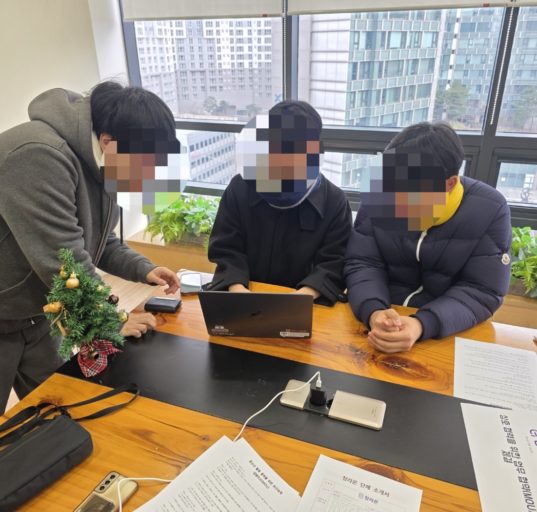 청소년 언론 ‘청라온’의 2026년 첫 번째 대면 회의가 끝나고 인증 사진을 찍고 있다. 왼쪽 순으로 안창민 단장, 박서준 기술지원팀장, 여동섭 편집부국장이다. (사진=여동섭 편집부국장)