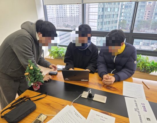 청소년 언론 ‘청라온’의 2026년 첫 번째 대면 회의가 끝나고 인증 사진을 찍고 있다. 왼쪽 순으로 안창민 단장, 박서준 기술지원팀장, 여동섭 편집부국장이다. (사진=여동섭 편집부국장)