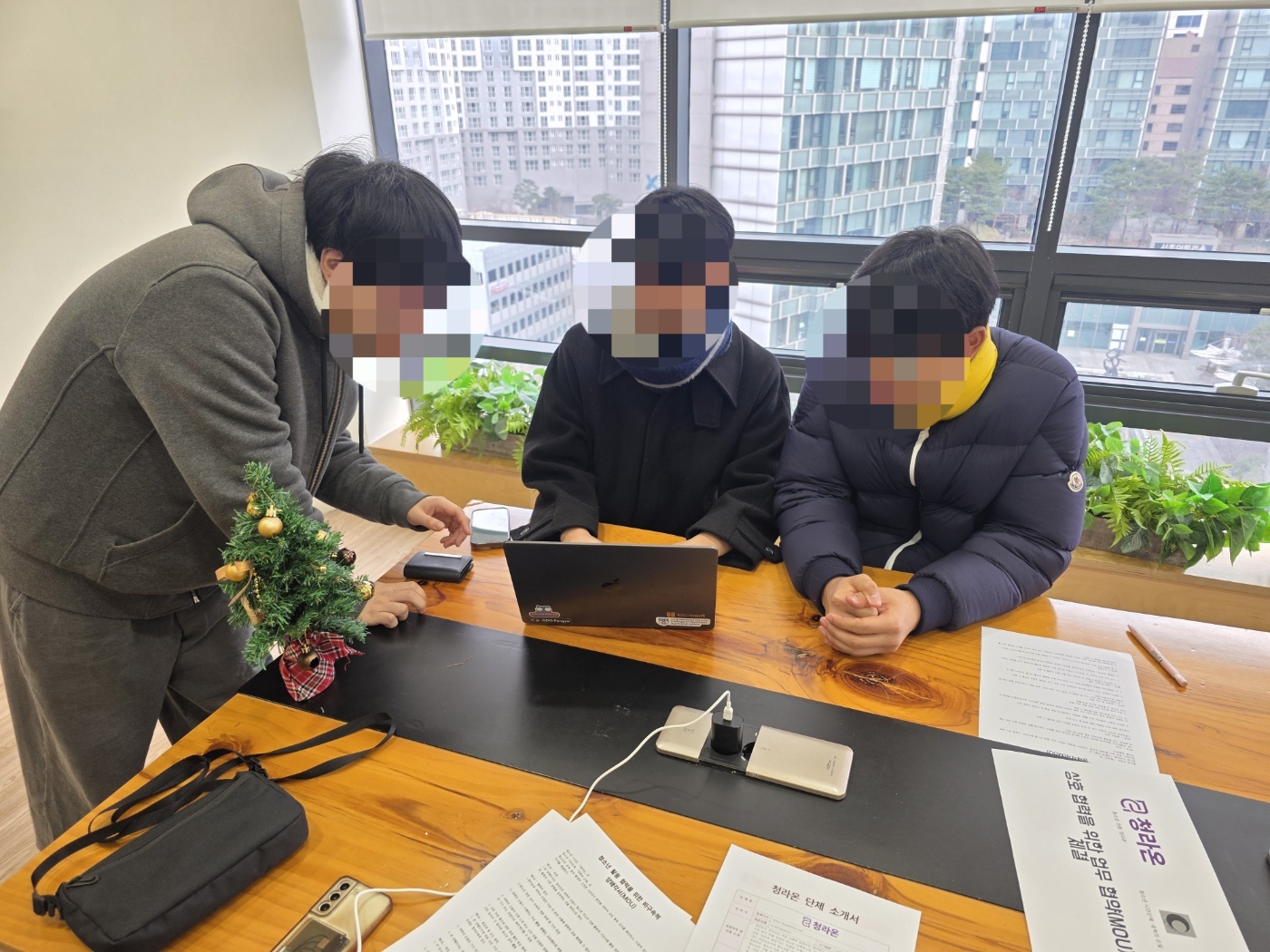 청소년 언론 ‘청라온’의 2026년 첫 번째 대면 회의가 끝나고 인증 사진을 찍고 있다. 왼쪽 순으로 안창민 단장, 박서준 기술지원팀장, 여동섭 편집부국장이다. (사진=여동섭 편집부국장)