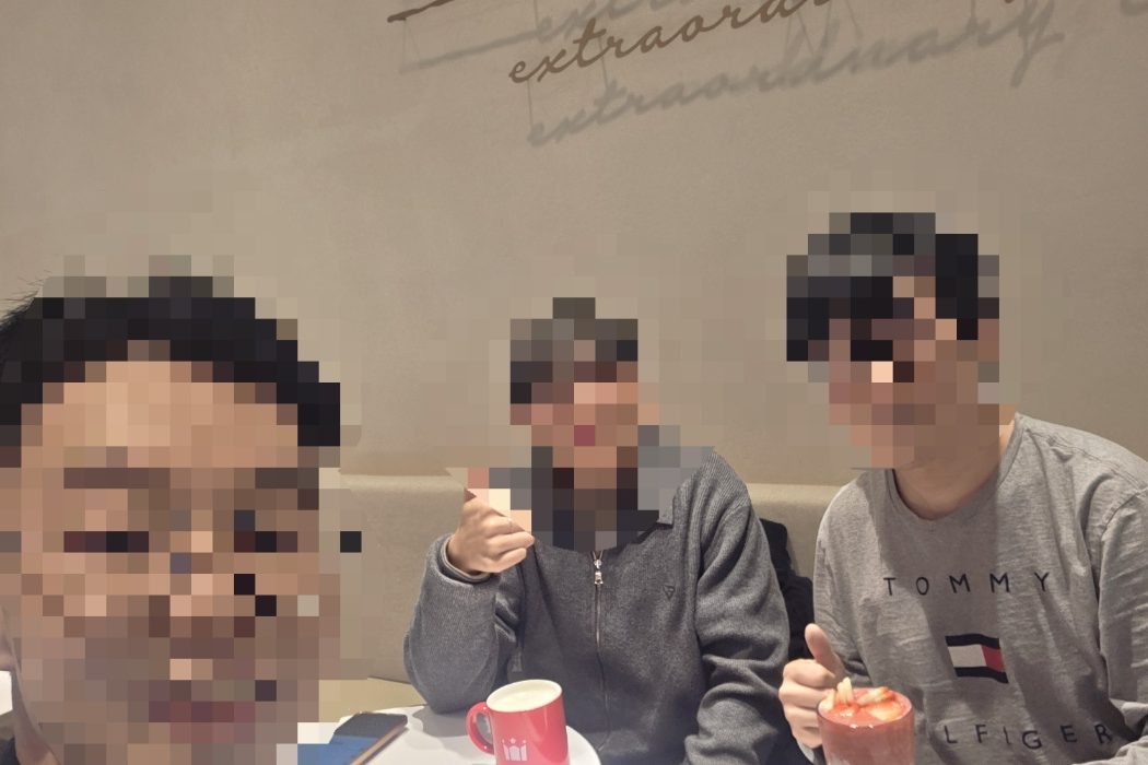 청소년 언론 ‘청라온’의 2026년 세 번째 대면 회의가 끝나고 인증 사진을 찍고 있다. 왼쪽 순으로 최용준 유니엄 자문부단장, 윤시영 국제소통팀장, 안창민 단장이다.