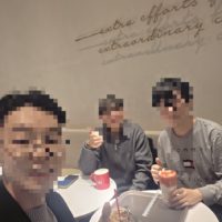 청소년 언론 ‘청라온’의 2026년 세 번째 대면 회의가 끝나고 인증 사진을 찍고 있다. 왼쪽 순으로 최용준 유니엄 자문부단장, 윤시영 국제소통팀장, 안창민 단장이다.