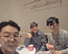 청소년 언론 ‘청라온’의 2026년 세 번째 대면 회의가 끝나고 인증 사진을 찍고 있다. 왼쪽 순으로 최용준 유니엄 자문부단장, 윤시영 국제소통팀장, 안창민 단장이다.