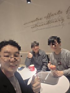 청소년 언론 ‘청라온’의 2026년 세 번째 대면 회의가 끝나고 인증 사진을 찍고 있다. 왼쪽 순으로 최용준 유니엄 전 자문부단장, 윤시영 국제소통팀장, 안창민 단장이다. (사진=최용준 유니엄 전 자문부단장)