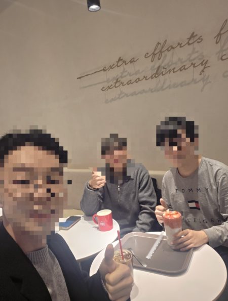 청소년 언론 ‘청라온’의 2026년 세 번째 대면 회의가 끝나고 인증 사진을 찍고 있다. 왼쪽 순으로 최용준 유니엄 자문부단장, 윤시영 국제소통팀장, 안창민 단장이다.