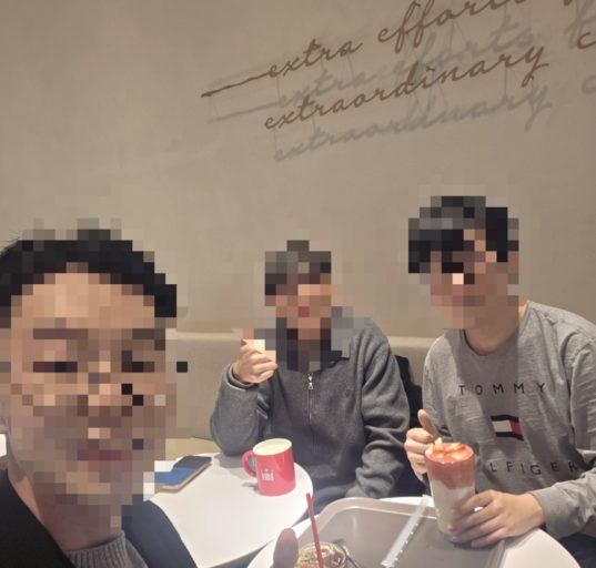 청소년 언론 ‘청라온’의 2026년 세 번째 대면 회의가 끝나고 인증 사진을 찍고 있다. 왼쪽 순으로 최용준 유니엄 자문부단장, 윤시영 국제소통팀장, 안창민 단장이다.